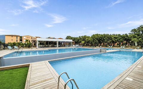 Hameau de Saint Cyprien: Mobilia, Mobili Da Esterno, Sedia, Giardino, Backyard, Shade, Cortile, Landscaping, Eco Hotel, Tavolo Esterno