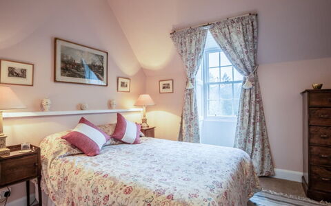 Glen Apartment: Letto, Mobilia, Interior Design, Camera Da Letto, Soffitto, Lenzuolo, Bedding, Casa, Tessile, Biancheria