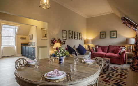 Glen Apartment: Mobilia, Mobili Da Esterno, Sedia, Giardino, Backyard, Shade, Cortile, Landscaping, Eco Hotel, Tavolo Esterno