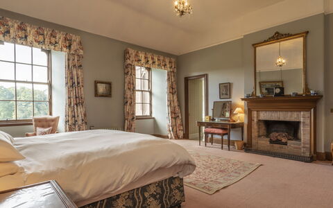 Macduff Tower: Mobilia, Interior Design, Parete, Camera Da Letto, Letto, Legna, Soffitto, Pavimentazione, Pavimento, Tessile