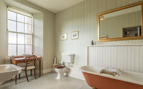 Macduff Tower: Interior Design, Pavimentazione, Idraulico Fixture, Pavimento, Bagno, Idraulico, Soffitto, Rubinetto, Modanatura, Lampada