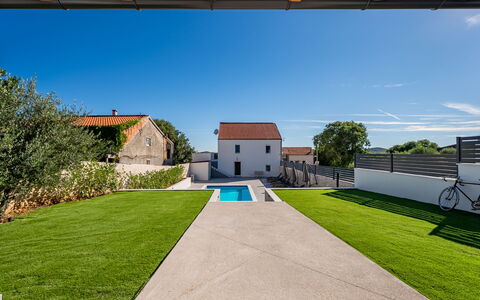 Marko: Mobilia, Mobili Da Esterno, Sedia, Giardino, Backyard, Shade, Cortile, Landscaping, Eco Hotel, Tavolo Esterno