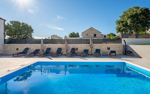 Marko: Mobilia, Mobili Da Esterno, Sedia, Giardino, Backyard, Shade, Cortile, Landscaping, Eco Hotel, Tavolo Esterno