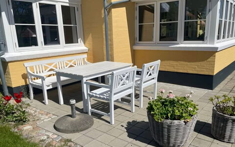 Sunaj - 350M from the Sea: Mobilia, Mobili Da Esterno, Sedia, Pavimentazione, Pavimento, Tavolo, Vaso Di Fiori, Tavolo Esterno, Color Legno, Portico
