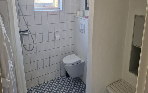 Sunaj - 350M from the Sea: Bagno, Parete, Idraulico Fixture, Gabinetto, Pavimentazione, Toilet Seat, Pavimento, Interior Design, Idraulico, Piastrella