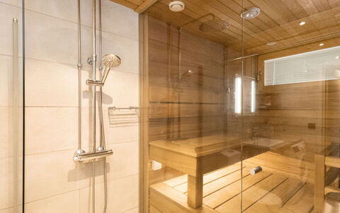 Levin Kunkku B2: Pavimentazione, Pavimento, Interior Design, Legna, Idraulico Fixture, Illuminazione, Sauna, Bagno, Idraulico, Soffitto
