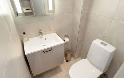 Levin Kunkku B2: Bagno, Toilet Seat, Lavandino Del Bagno, Idraulico Fixture, Pavimentazione, Gabinetto, Interior Design, Pavimento, Lavello, Rubinetto