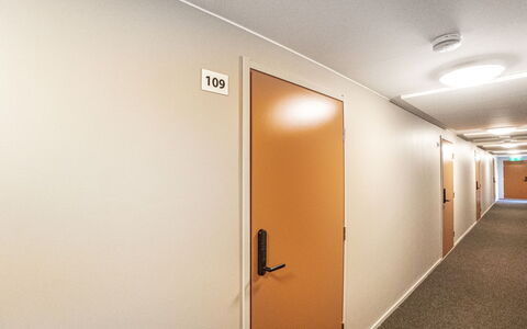 Äkäspokka: Parete, Pavimentazione, Pavimento, Legna, Soffitto, Interior Design, Illuminazione, Porta, Camera, Lampada