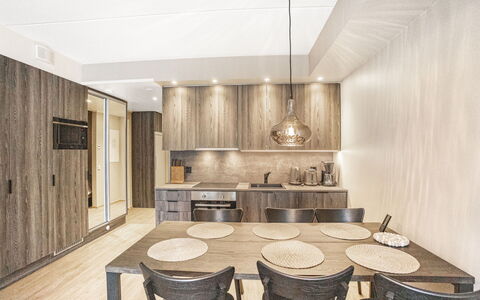 Äkäspokka: Pavimentazione, Interior Design, Legna, Mobilia, Pavimento, Soffitto, Pavimento In Legno, Illuminazione, Lampada, Appartamento