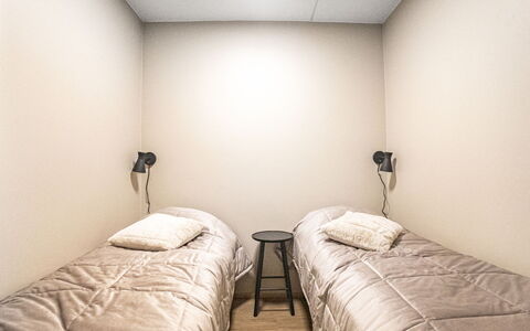 Äkäspokka: Camera Da Letto, Letto, Pavimento, Pavimentazione, Lenzuolo, Interior Design, Soffitto, Illuminazione, Bedding, Telaio Del Letto