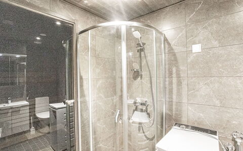 Äkäspokka: Bagno, Pavimentazione, Idraulico Fixture, Pavimento, Interior Design, Soffitto, Idraulico, Doccia, Piastrella, Lavandino Del Bagno