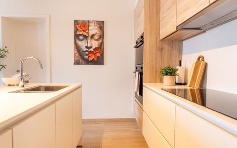 O'Sea 13.02 with Seaview: Interior Design, Cucina, Pavimentazione, Controsoffitto, Cabinetry, Legna, Mobilia, Pavimento, Elettrodomestico Da Cucina, Casa