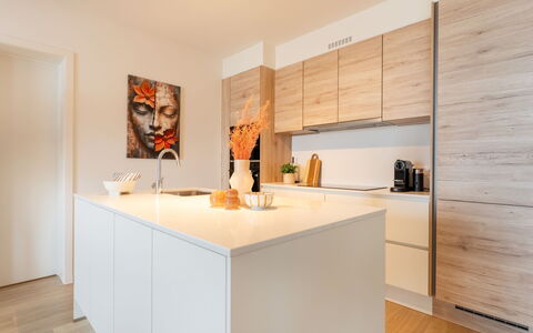 O'Sea 13.02 with Seaview: Pavimentazione, Interior Design, Legna, Cucina, Mobilia, Pavimento, Controsoffitto, Cabinetry, Pavimento In Legno, Casa