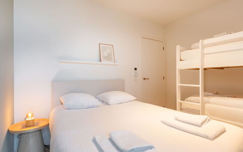 O'Sea 13.02 with Seaview: Appartamento, Camera Da Letto, Letto, Lenzuolo, Bedding, Telaio Del Letto, Hotel, Balcone, Design, Materasso