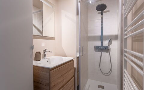 O'Sea 13.02 with Seaview: Pavimentazione, Interior Design, Idraulico Fixture, Pavimento, Bagno, Mobiletto Del Bagno, Specchio, Camera, Idraulico, Lavandino Del Bagno