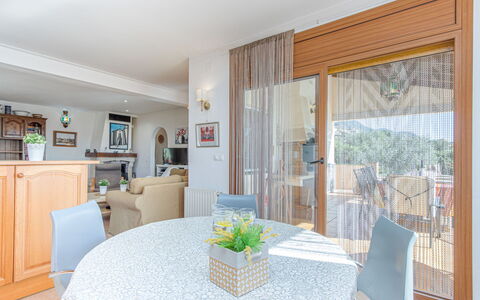 Mestral: Mobilia, Interior Design, Pavimentazione, Pavimento, Legna, Soffitto, Sedia, Cucina & Sala Da Pranzo Tavolo, Sala Da Pranzo, Tavolo