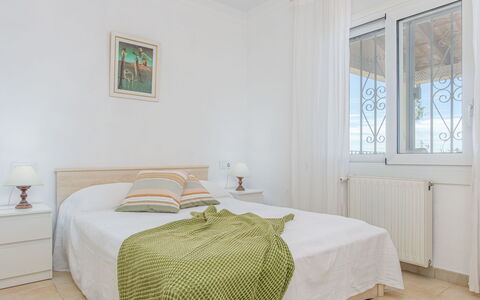 Mestral: Mobilia, Letto, Interior Design, Camera Da Letto, Pavimento, Pavimentazione, Legna, Lenzuolo, Soffitto, Bedding