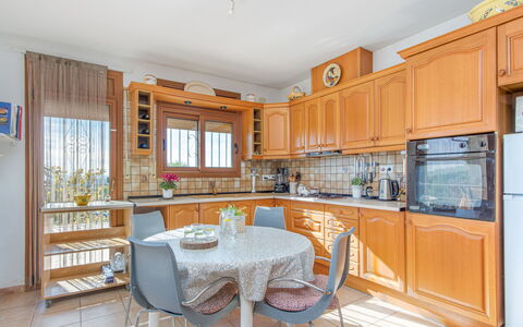 Mestral: Cucina, Mobilia, Interior Design, Pavimentazione, Legna, Pavimento, Cabinetry, Controsoffitto, Elettrodomestico Da Cucina, Soffitto