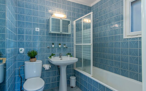 Mestral: Blu, Bagno, Toilet Seat, Idraulico Fixture, Pavimentazione, Gabinetto, Lavello, Pavimento, Interior Design, Lavandino Del Bagno