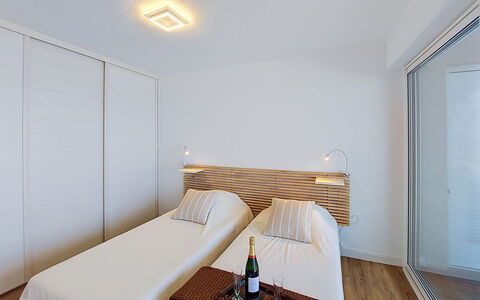 Joigny: Interior Design, Mobilia, Pavimentazione, Parete, Letto, Pavimento, Legna, Soffitto, Camera Da Letto, Tessile