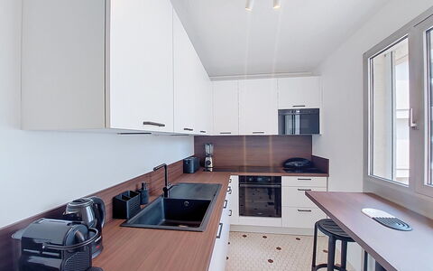Joigny: Cucina, Controsoffitto, Interior Design, Elettrodomestico Da Cucina, Cabinetry, Pavimentazione, Legna, Apparecchio Major, Mobilia, Soffitto