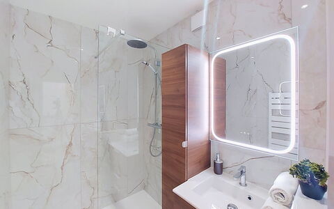 Joigny: Interior Design, Pavimentazione, Idraulico Fixture, Pavimento, Bagno, Specchio, Idraulico, Soffitto, Rubinetto, Lampada