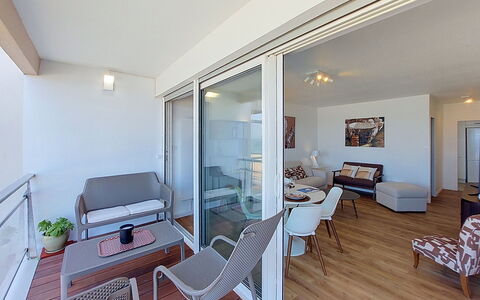 Joigny: Appartamento, Mobilia, Architettura, Zona Residenziale, Interior Design, Pavimento, Casa, Pavimentazione, Balcone, Pavimento In Legno