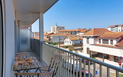 Les Dunes: Appartamento, Balcone, Condominio, Illuminazione Diurna, Corrimano, Recinzione