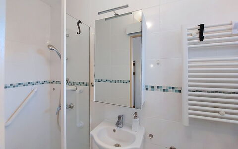 Sérénité: Bagno, Idraulico Fixture, Interior Design, Pavimentazione, Lavello, Rubinetto, Lavandino Del Bagno, Pavimento, Idraulico, Doccia