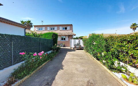 Sérénité: Zona Residenziale, Arbusto, Casa, Driveway, Giardino, Sobborgo, Landscaping, Hedge, Marciapiede, Estate