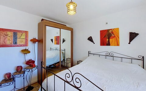 Sérénité: Letto, Mobilia, Interior Design, Camera Da Letto, Parete, Bedding, Lenzuolo, Pavimento, Pavimentazione, Legna