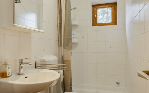 Stefano: Bagno, Lavandino Del Bagno, Idraulico Fixture, Parete, Interior Design, Pavimentazione, Legna, Pavimento, Lavello, Rubinetto
