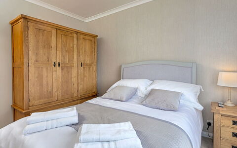 Shoe Buttons Cottage at Gap Road: Letto, Mobilia, Bedding, Camera Da Letto, Lenzuolo, Legna, Interior Design, Pavimento, Biancheria, Camera