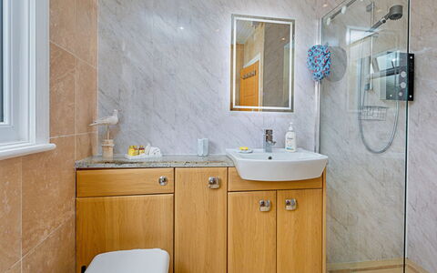 Shoe Buttons Cottage at Gap Road: Idraulico Fixture, Pavimentazione, Interior Design, Bagno, Pavimento, Lavello, Cabinetry, Rubinetto, Controsoffitto, Mobiletto Del Bagno