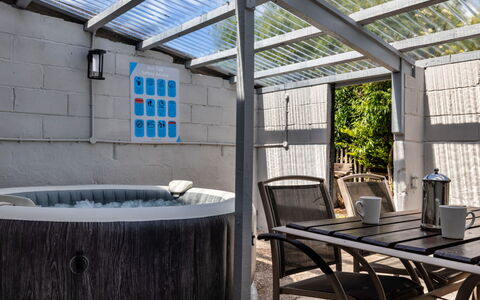 Farmhouse Cottage, Nether Burrows: Piscina, Mobili Da Esterno, Mobilia, Materiale Composito, Vasca Idromassaggio, Deck, Vasca Da Bagno, Idraulico Fixture, Shade