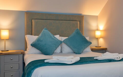 Farmhouse Cottage, Nether Burrows: Mobilia, Interior Design, Camera Da Letto, Letto, Pavimento, Soffitto, Tessile, Camera, Lenzuolo, Bedding
