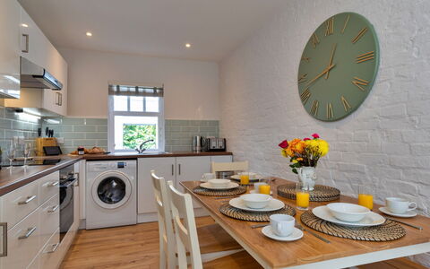 Farmhouse Cottage, Nether Burrows: Pavimentazione, Interior Design, Legna, Mobilia, Apparecchio Major, Controsoffitto, Soffitto, Pavimento, Cucina, Elettrodomestico Da Cucina