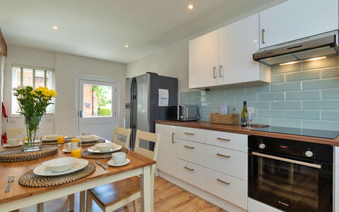 Farmhouse Cottage, Nether Burrows: Controsoffitto, Cucina, Pavimentazione, Apparecchio Major, Interior Design, Elettrodomestico Da Cucina, Legna, Cabinetry, Mobilia, Soffitto