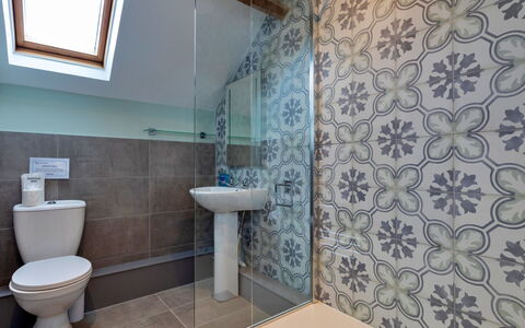 Farmhouse Cottage, Nether Burrows: Bagno, Idraulico Fixture, Pavimentazione, Pavimento, Interior Design, Idraulico, Piastrella, Lavello, Lavandino Del Bagno, Soffitto