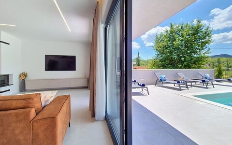 Sunce: Pavimentazione, Interior Design, Pavimento, Soffitto, Piscina, Design, Ricorrere, Sedia, Pavimento In Legno