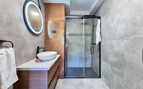 Sunce: Pavimentazione, Pavimento, Idraulico Fixture, Interior Design, Bagno, Idraulico, Rubinetto, Casa, Specchio, Mobiletto Del Bagno