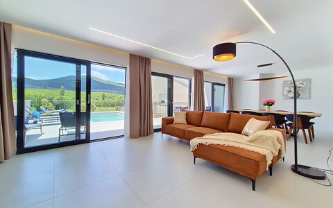 Sunce: Pavimentazione, Interior Design, Pavimento, Legna, Mobilia, Soffitto, Illuminazione, Divano, Soggiorno, Lampada