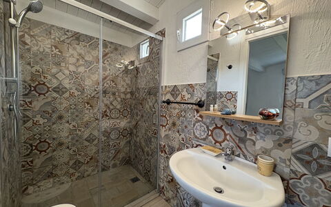 Villa Emme: Pavimentazione, Idraulico Fixture, Pavimento, Interior Design, Bagno, Soffitto, Lavandino Del Bagno, Gabinetto, Lavello, Idraulico