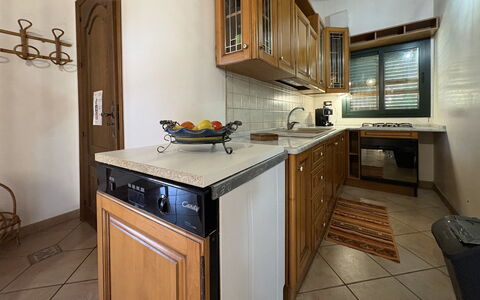 Il Cigno Reale Green: Controsoffitto, Cucina, Elettrodomestico Da Cucina, Cabinetry, Apparecchio Major, Legna, Interior Design, Lavandino Della Cucina, Pavimentazione, Mobilia