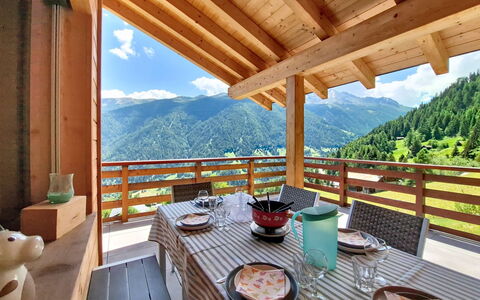 Chalet le Bleusy: Legna, Mobilia, Soffitto, Portico, Interior Design, Pavimento In Legno, Pavimentazione, Latifoglie, Color Legno, Sedia