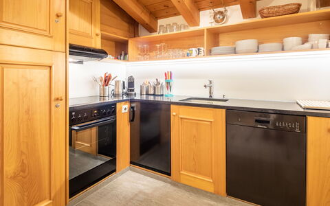 Casa la Streila: Cucina, Pavimentazione, Legna, Interior Design, Apparecchio Major, Cabinetry, Controsoffitto, Elettrodomestico Da Cucina, Pavimento, Soffitto