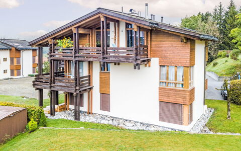 Casa la Streila: Facciata, Zona Residenziale, Casa, Casa, Architettura, Villetta, Balcone, Porta, Raccordo, Appartamento