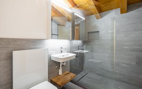 Casa la Streila: Pavimentazione, Pavimento, Legna, Interior Design, Idraulico Fixture, Soffitto, Casa, Lavello, Camera, Bagno