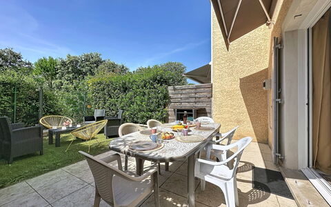Mas des Vignes - la Pimprenelle: Legna, Mobilia, Sedia, Mare, Appartamento, Balcone, Oceano, Shade, Mobili Da Esterno, Color Legno