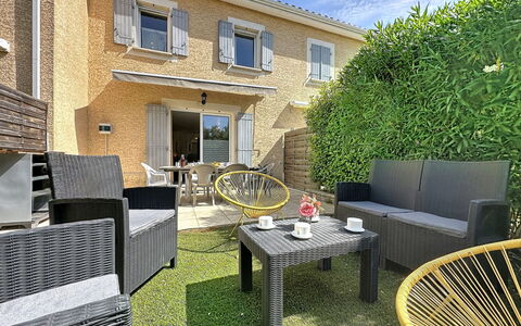 Mas des Vignes - la Pimprenelle: Legna, Mobilia, Sedia, Mare, Appartamento, Balcone, Oceano, Shade, Mobili Da Esterno, Color Legno